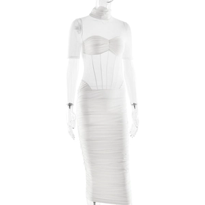 Détail d'une robe blanche en maille avec des fronces élégantes et un col montant chic
