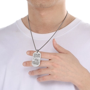 Gros plan du pendentif plaque militaire en argent avec texte gravé pour fils