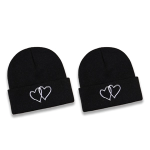 Lot de deux bonnets en maille noire avec broderie cœur pour la chaleur hivernale