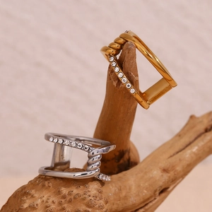 Zweischichtige, hohle, gedrehte Ringe in Gold und Silber mit funkelnden Zirkonen