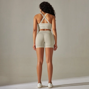 Vue détaillée du dos d'un soutien-gorge de sport à bretelles croisées et short de yoga