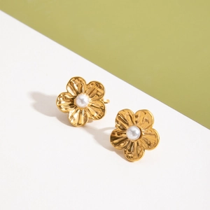 Boucles d'oreilles clips fleurs plaquées or 18K avec perles blanches élégantes