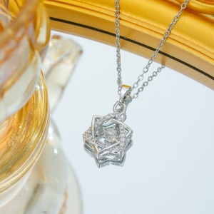 Collier élégant étoile hexagramme en argent avec pendentif zircon sur miroir poli