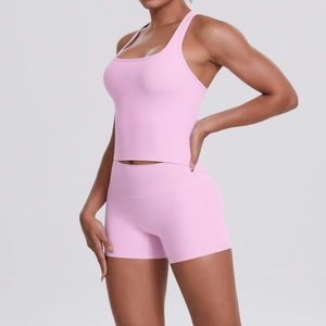 Détails de l'ensemble de yoga rose comprenant une brassière de sport et un short de fitness