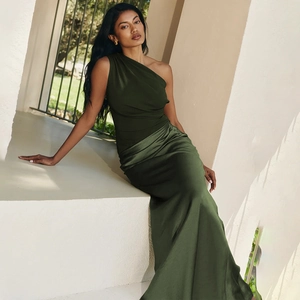 Détail de la robe longue en soie vert foncé à une épaule avec tissu en satin élégant