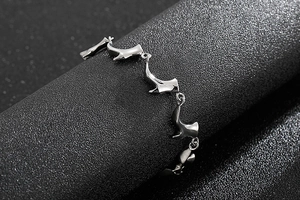 Gros plan d'un bracelet en titane argenté avec des maillons abstraits de style épuré