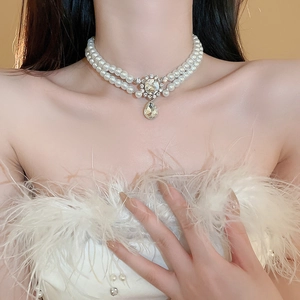 Elegante zweilagige Perlenkette mit geometrischem Wassertropfen-Diamant-Anhänger