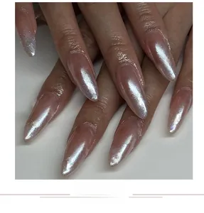 Détail de faux ongles amande longs avec finition nacrée aurora et paillettes œil de chat