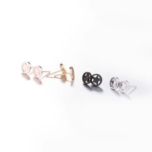 Detail of round openwork star earrings in rose gold, gold, black and silver finishes