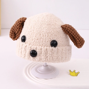 Gros plan du bonnet pour bébé en polaire teddy blanc cassé avec oreilles en tricot marron