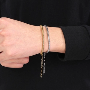 Détail de bracelets chaîne serpent en or et argent avec extension réglable