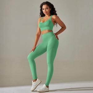 Nahaufnahme des grasgrünen nahtlosen Yoga-Sets mit formender Textur und hoher Taille