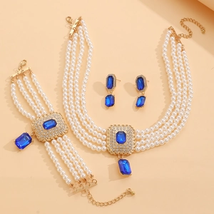 Ensemble détaillé de collier de perles multicouche, bracelet et boucles d'oreilles