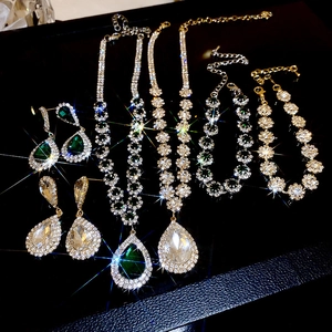 Sparkling waterdrop pendant jewelry set with necklaces and earrings in luxury style