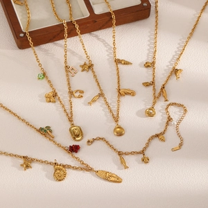 Colliers en acier doré avec pendentifs coquillage, étoile de mer et hippocampe