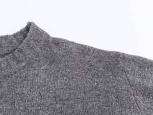 Gros plan sur la maille côtelée et l'encolure de ce pull-over en tricot gris foncé