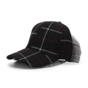 Detalle de gorras de béisbol de cuadros negras y grises con textura de lana para invierno