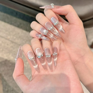 Detailansicht der silbernen Cat-Eye-Nägel mit weißen Rosen und Perlen-Akzenten