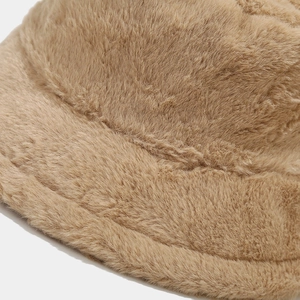 Detailaufnahme des khakifarbenen Angora-Plüsch-Anglerhutes mit weicher Felltextur