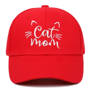 Berretto in cotone rosso con ricamo bianco Cat Mom e grafica con orecchie di gatto