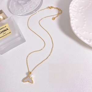 Detail of fishtail shell pendant necklace with 6.5mm pearl and 41cm gold chain
