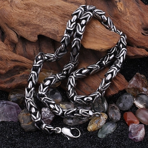 Detail der 8mm schwarz-silbernen Edelstahl-Byzantiner-Kette mit Karabinerverschluss