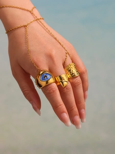 Détail de la bague martelée plaquée or 18k avec cœur émaillé bleu et bracelet bague