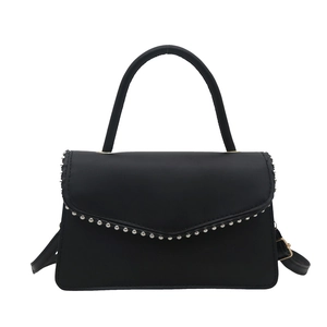 Minimalistische schwarze PU-Lederhandtasche mit silbernen Nieten und verstellbarem Gurt