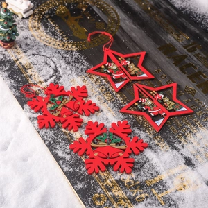 Gros plan d'ornements de Noël en bois rouge avec des flocons et des motifs de petits ours