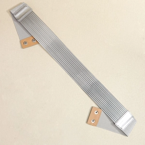Detail van zilveren elastische tailleriem met lichtbruine leren gespen en drukknopen