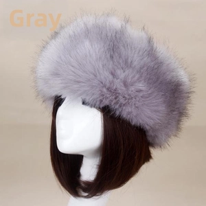 Détail d'un bandeau épais en fausse fourrure grise sur un mannequin pour l'hiver