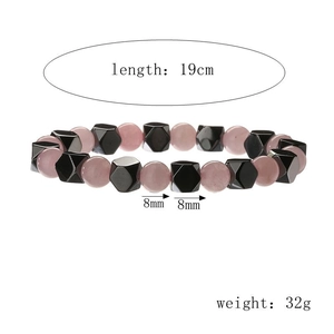 Détail du bracelet en perles de quartz rose de 8mm et perles noires de 19cm de long