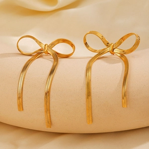 Boucles d'oreilles nœud en acier inoxydable plaqué or 18K avec chaîne plate élégante