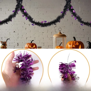 Détail de la guirlande d'Halloween avec ornements chauve-souris et noyau en fil flexible