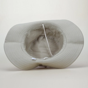 Gros plan de l'intérieur du chapeau avec coutures et cordon de serrage ajustable