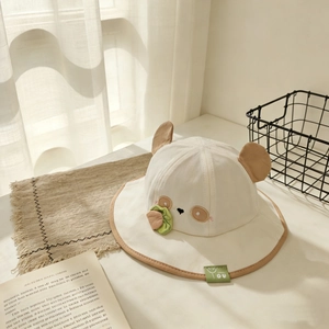Dettaglio cappello panda per neonati con orecchie 3D e ricamo animale in cotone