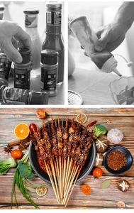 Vue détaillée de bouteilles de sauce de cuisine utilisées sur des brochettes et légumes