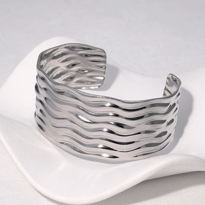 Bracelet jonc ouvert en acier inoxydable argenté avec texture ondulée polie