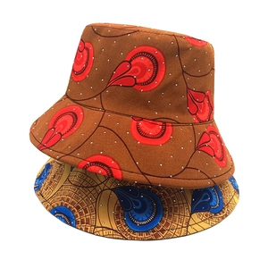 Chapeau de pêcheur femme style ethnique avec motifs fleurs et détails en strass brillants