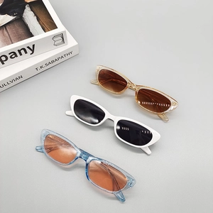 Lunettes de soleil œil de chat rétro à petite monture en champagne, blanc et bleu