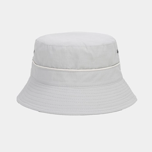 Vue détaillée du chapeau bob imperméable avec aérations latérales et liseré blanc décoratif