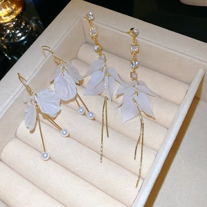 Boucles d'oreilles fleurs à pampilles en acrylique et zircons avec finition dorée