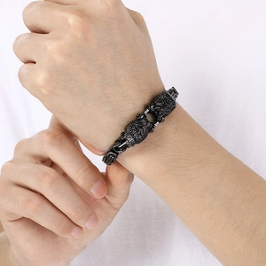 Close-up of retro black lion head emperor chain in titanium steel on a male wrist
