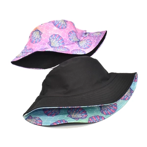Double-sided bucket hat with pink shell pattern and black ocean animal print