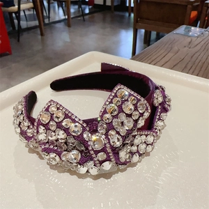 Luxuriöser lila Stirnband mit glitzernden Strasssteinen und Kristallbogen-Details