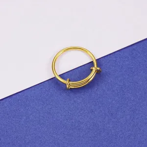 Detail van 1,6 mm gouden roestvrijstalen spiraalring maat 16 op een tweekleurige achtergrond