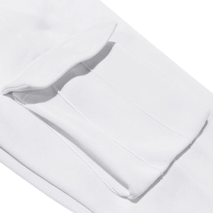Gros plan détaillé du pantalon cargo blanc pour homme montrant les coutures et le tricot