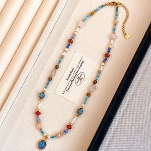Collier bohème en perles colorées avec pendentif ovale bleu et fermoir acier