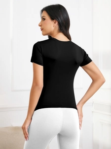 Eng anliegendes schwarzes Yoga T-Shirt für Damen mit Rundhalsausschnitt und Stretchstoff