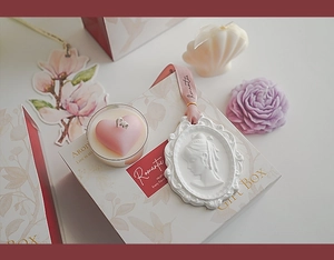 Detailed gift set featuring pink heart candle and white goddess plaster aroma stone